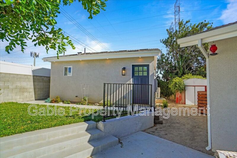 Foto principal - 9428 Crebs Ave