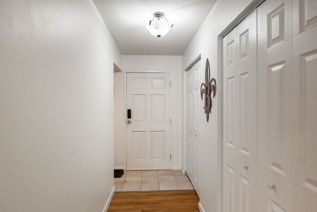 Building Photo - 250 Little St