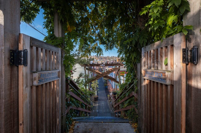 Building Photo - 2031 Fairview Ave E