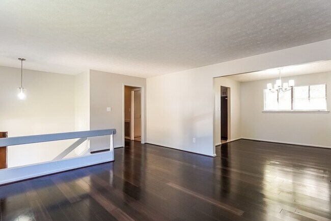 Building Photo - Charming 4 Bedroom Home