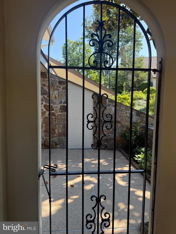 Building Photo - 14 Oak Knoll Dr