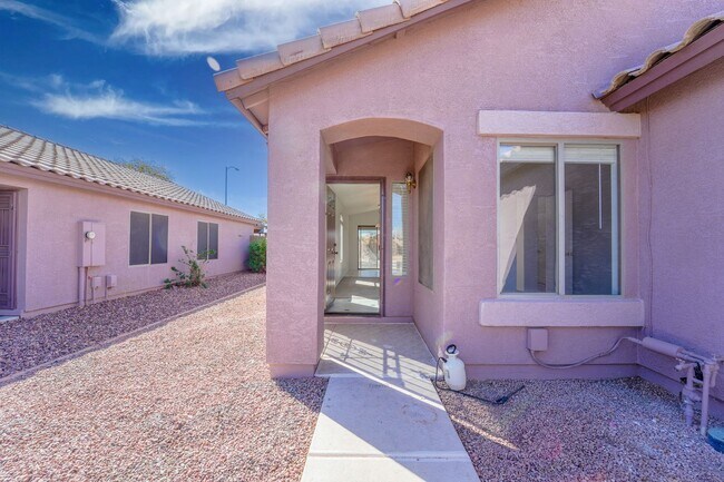 Foto del edificio - Prime Surprise Location | 3 Bed, Low-Maintenance Yard + Amenities