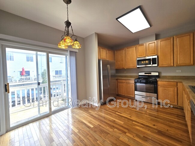 Building Photo - 652 S Rosehall Ln