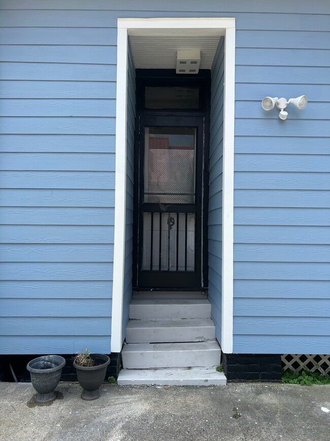 Building Photo - 2320 Marengo St