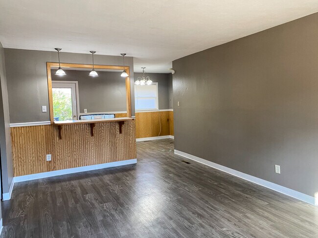 Building Photo - 2034 College Heights Rd