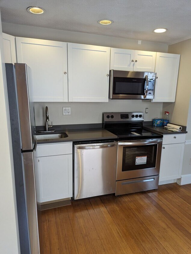 September 1 Brighton Cleveland Circle 2 bedroom for 9/1! - Brighton Cleveland Circle newly updated 2 bedroom for 9/1!