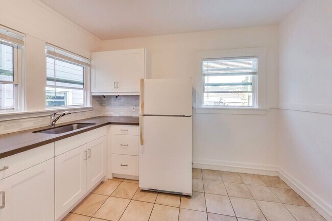 Building Photo - Huge Beautiful Top-Floor 1-Bedroom Apartme...
