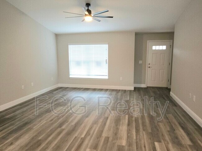Building Photo - 116 Pine Trce