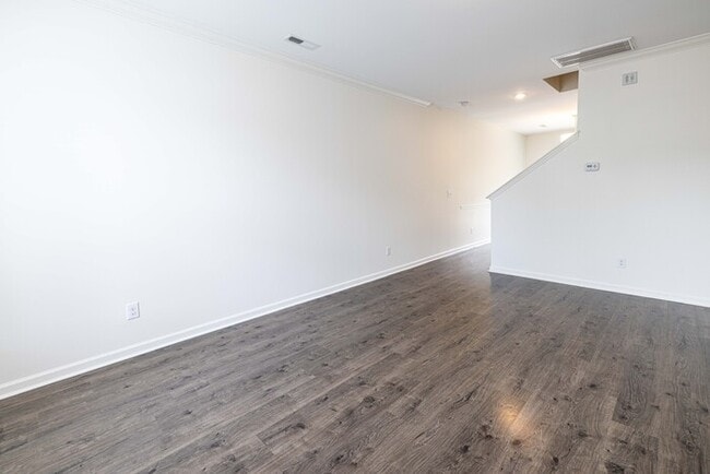 Building Photo - Stunning 3-Bedroom in Northwestern School District with Pool Access & Garage | AUGUST MOVE IN SPE...