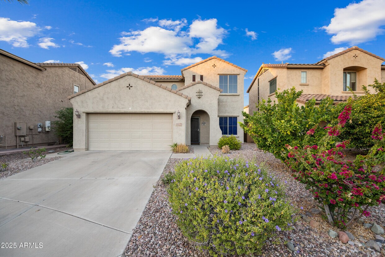 Foto principal - 2236 W Davis Rd