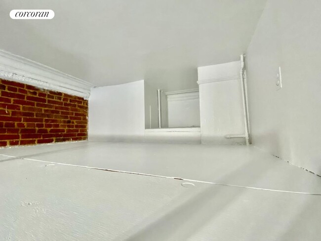 Building Photo - 103 W 70th St