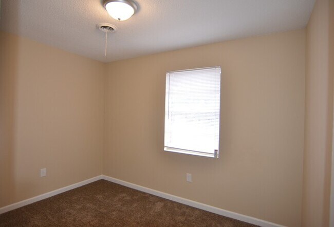 Building Photo - Beautiful Conrex Home! Available Now!