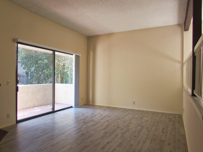 Living room with patio - 18410 Lull St