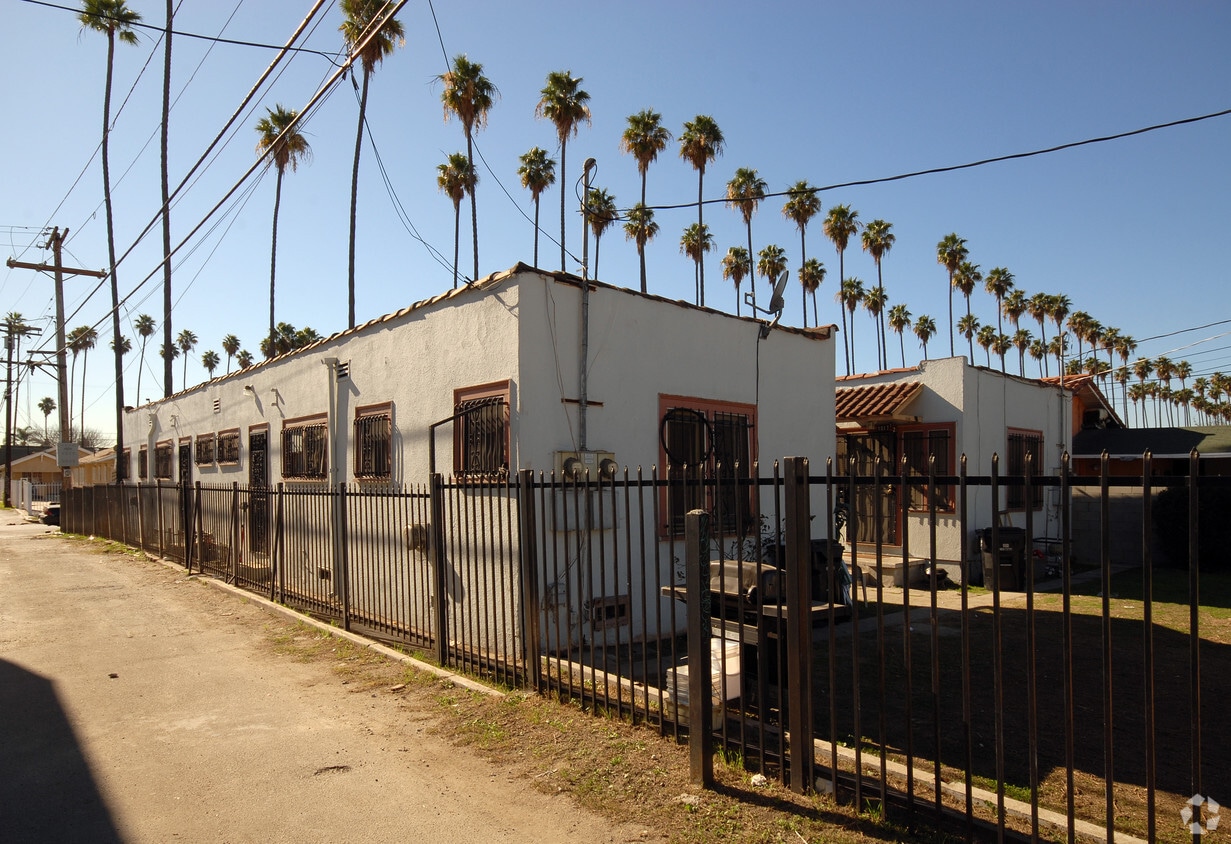 Building Photo - 1015 W 55th St