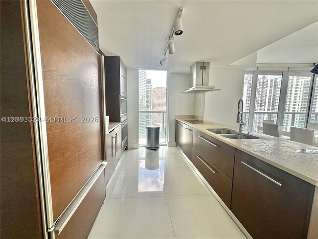 Building Photo - 495 Brickell Ave