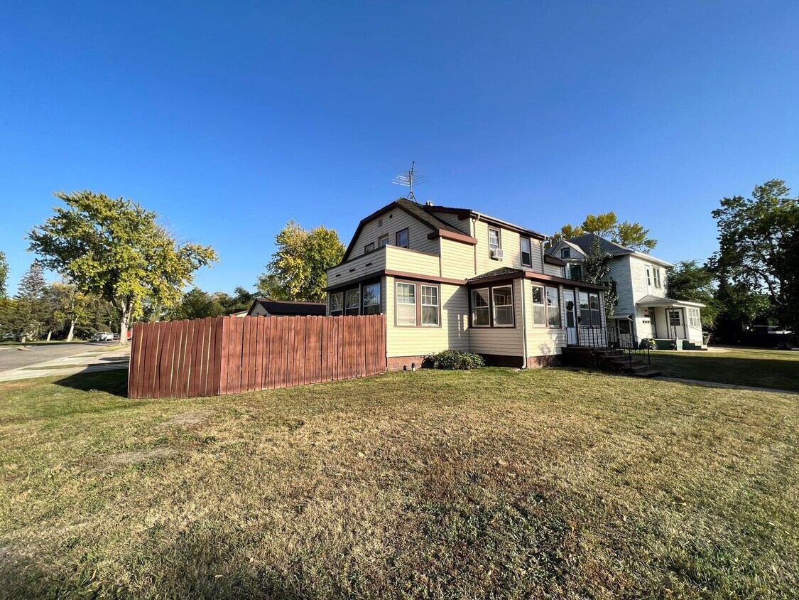 Foto principal - 905 S State ST - Almost 2800 Square feet