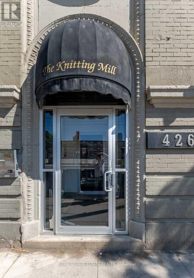 Photo du bâtiment - 426-426 Queen St E