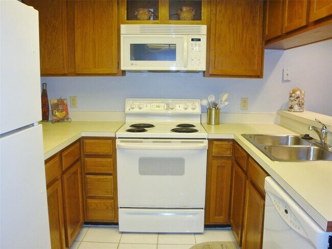 Building Photo - 270 Woodlake Wynde