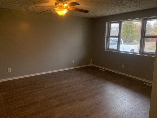 Building Photo - Beautiful, spacious 3 bed 2 bath home in E...
