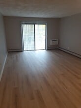 Building Photo - 10 Bullocks Point Ave