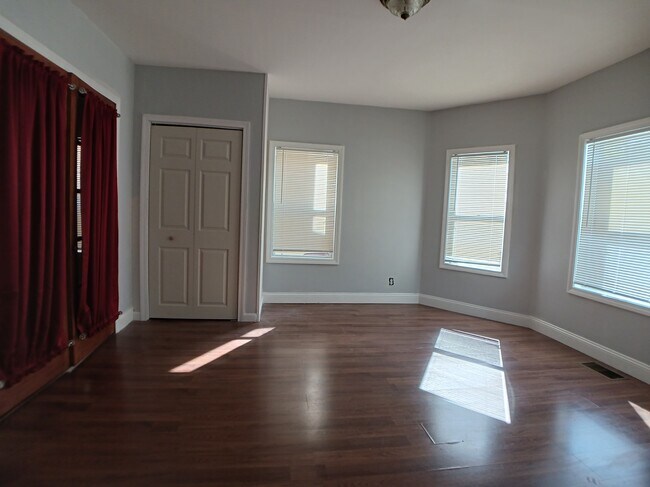 Main Bedroom - 17 Clare St