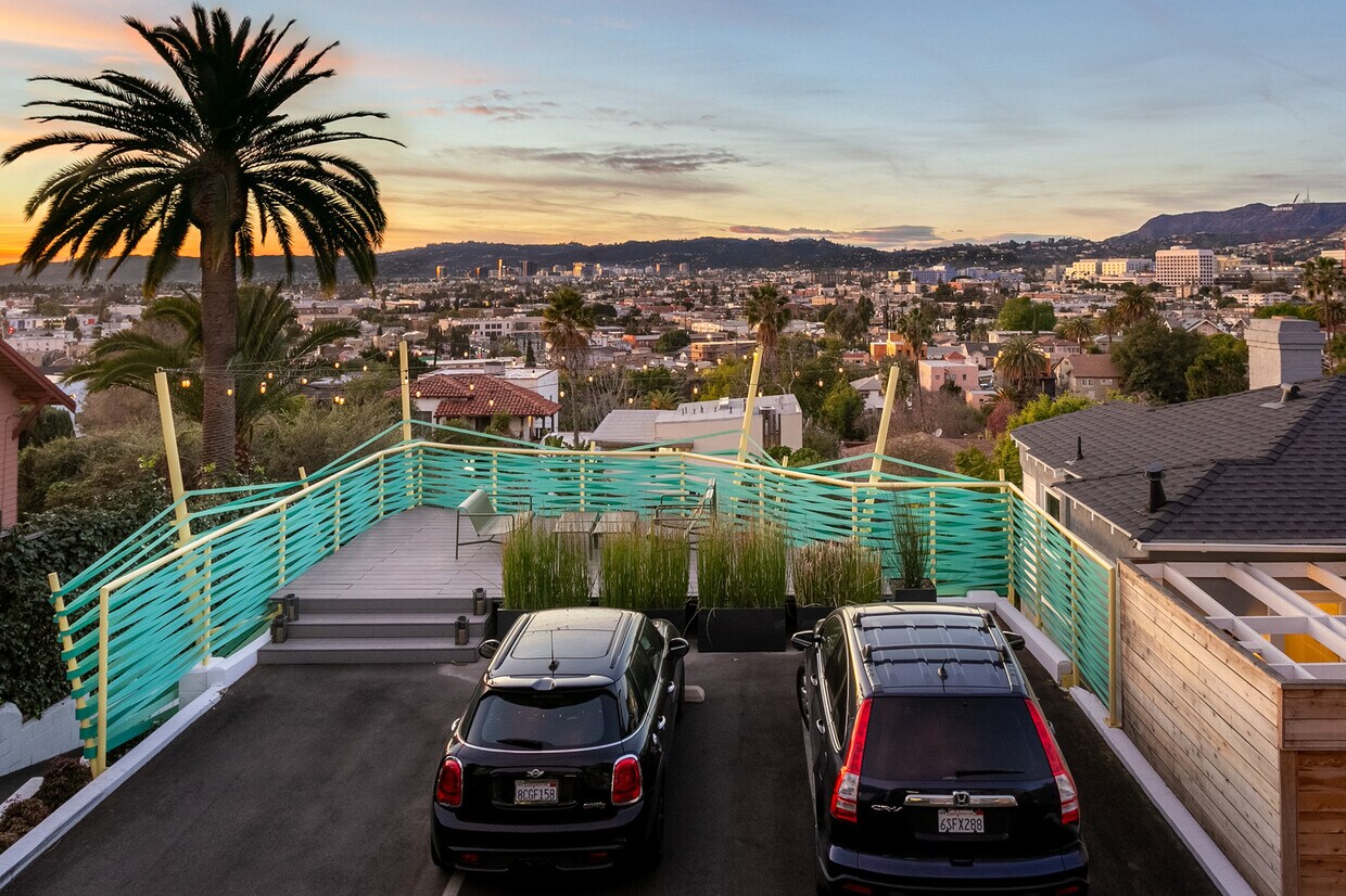 Foto principal - 908 Hyperion Ave