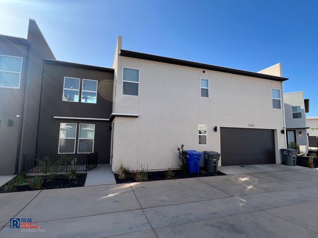 Building Photo - Desert Color Home