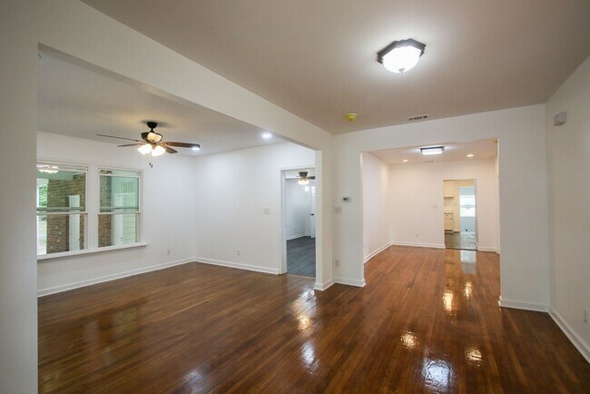 Building Photo - Spacious 4 Bedroom, 2.5 Bath Home in Savan...