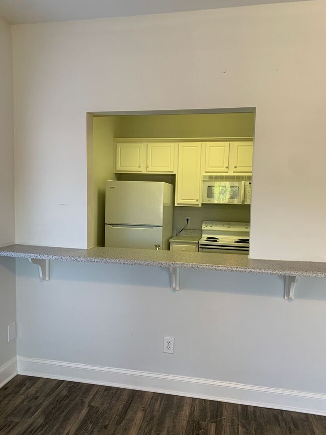 Building Photo - 1 Bedroom 1.5 Bathroom Townhome in Myrtle ...