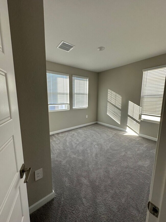 Foto del edificio - 3 BEDROOM SMART HOME FOR RENT IN GATED ARA...