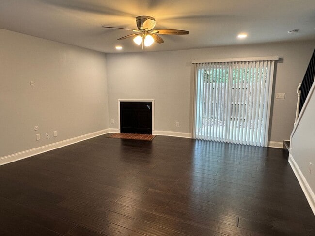 Building Photo - 3 Bedroom, 2.5 Bathroom Townhouse in Greensboro, NC!
