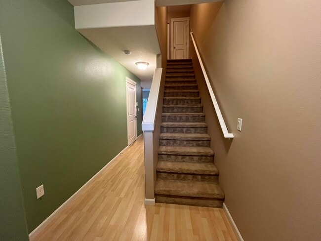 Building Photo - 3Bd/2.5Ba Milwaukie Home with Attached Gar...