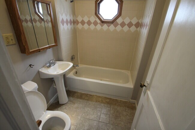 Foto del edificio - 911 Forest Ave