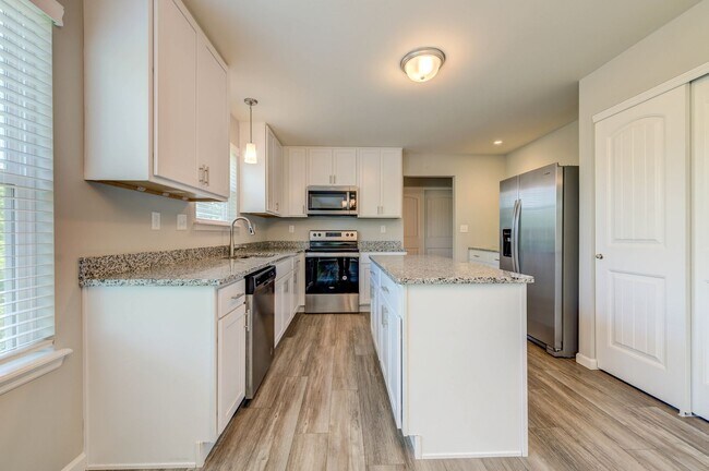 Foto del edificio - Beautifully Custom Crafted 2-Story Home 3 ...