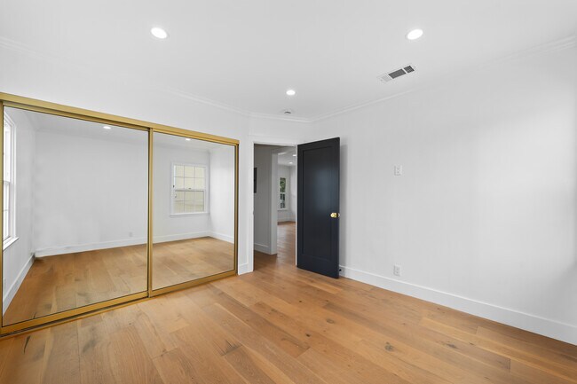 Foto del edificio - 5236 W Olympic Blvd