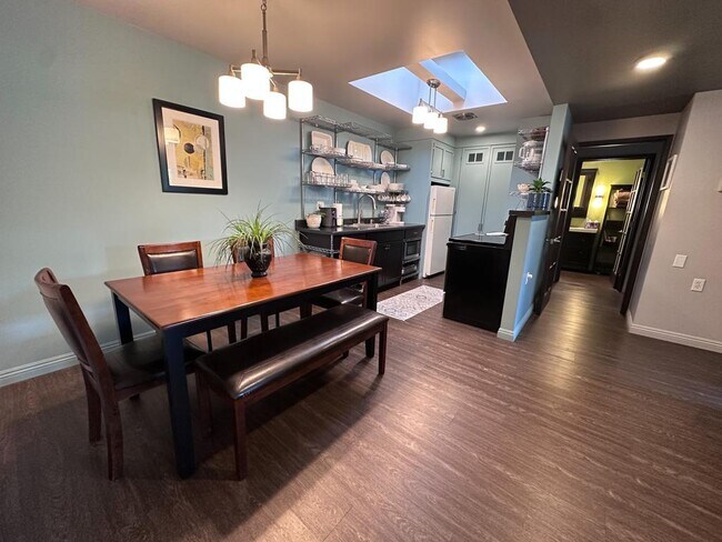 Foto del edificio - 2238 Via Puerta