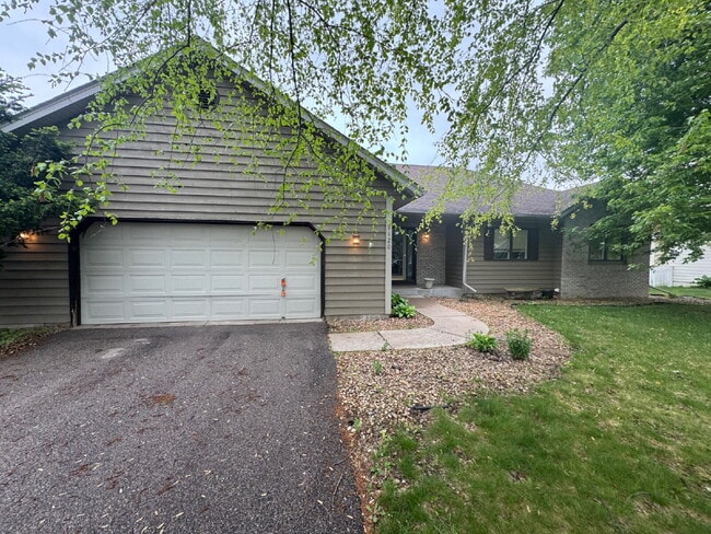 Building Photo - 9120 Trotters Ln