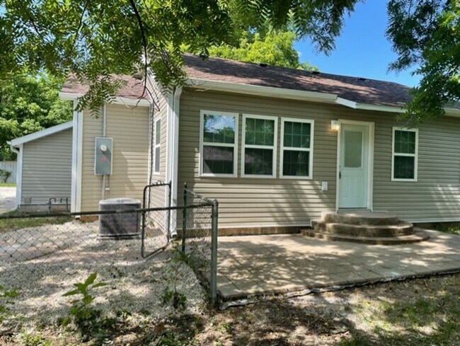Foto del edificio - PRE-LEASING! Beautiful 3 Bedroom 2 Bath 2 Living Areas + Detached 1 Car Garage/ Workshop
