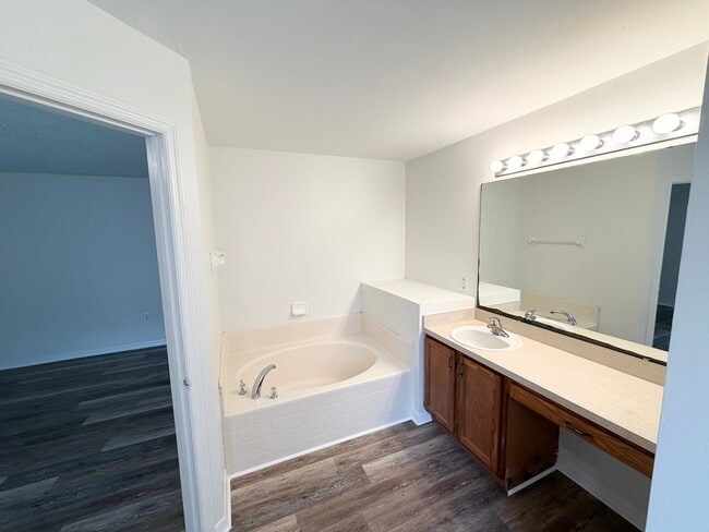 Building Photo - 10 Pinelynn Dr