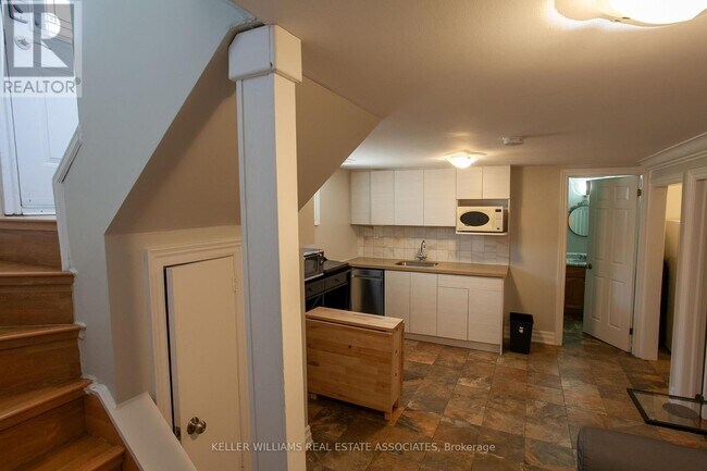 Photo du bâtiment - 8-8 Acorn Ave