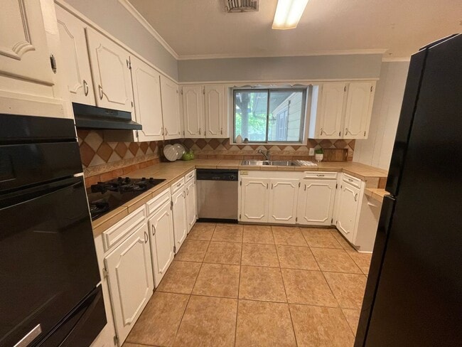 Building Photo - Large 4 Bedroom Home in Southern Hills