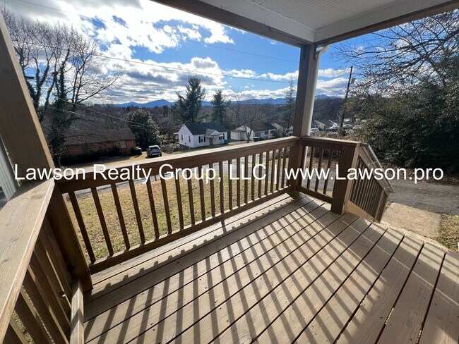 Building Photo - Cozy Two Bedroom Home with Updates Throughout!