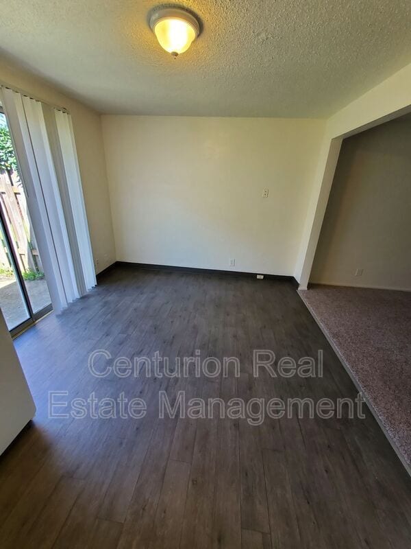Building Photo - 221 S Knott St
