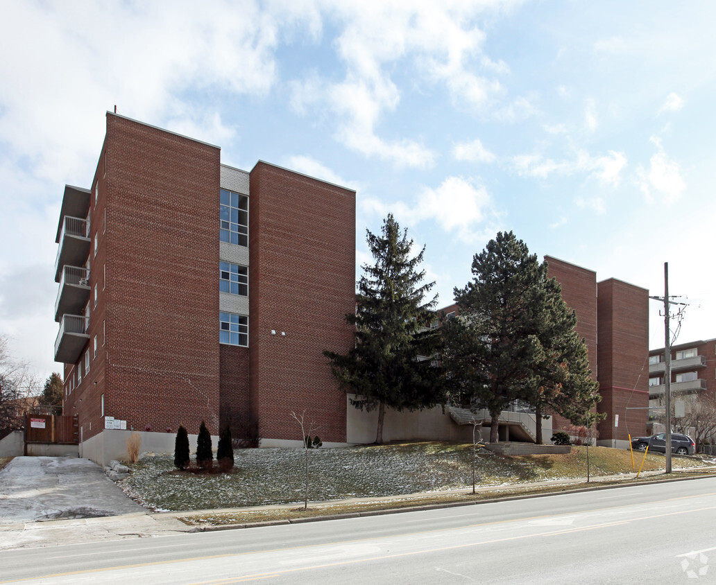 Building Photo - The Courtyards on Weston Apartments