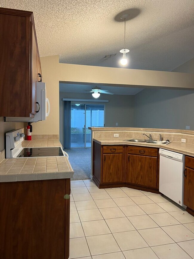 Foto del edificio - Beautiful 4/2 with 2 Car Garage in the Wek...