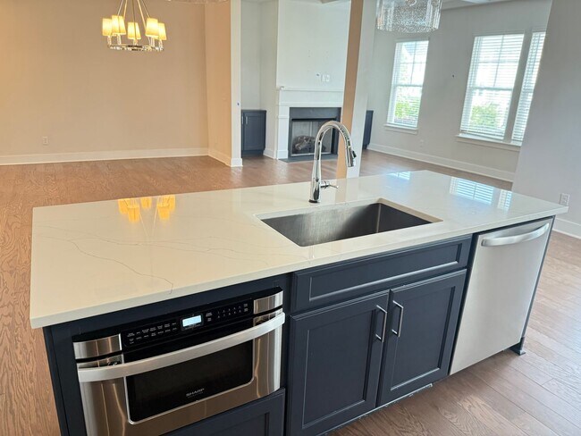 Building Photo - Spacious Modern End-Unit Davidson Townhome - Lake Davidson Access