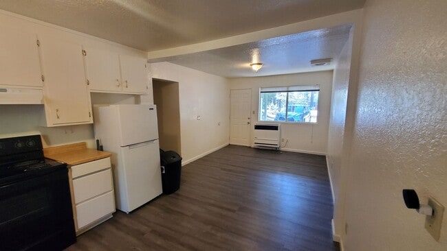 Building Photo - 2 Bedroom 1 Bath Duplex In Sierra Village With Trash & Water Included!!!