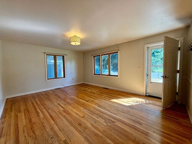 Foto del edificio - Pet friendly 3 bed, 2 bath Duplex - next to park, quiet neighborhood!
