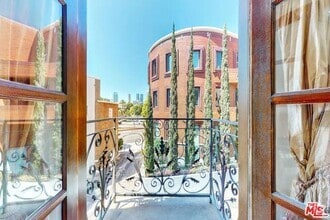 Building Photo - 353 S Reeves Dr