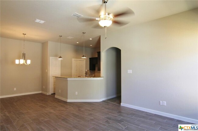 Building Photo - 533 Creekside Frst